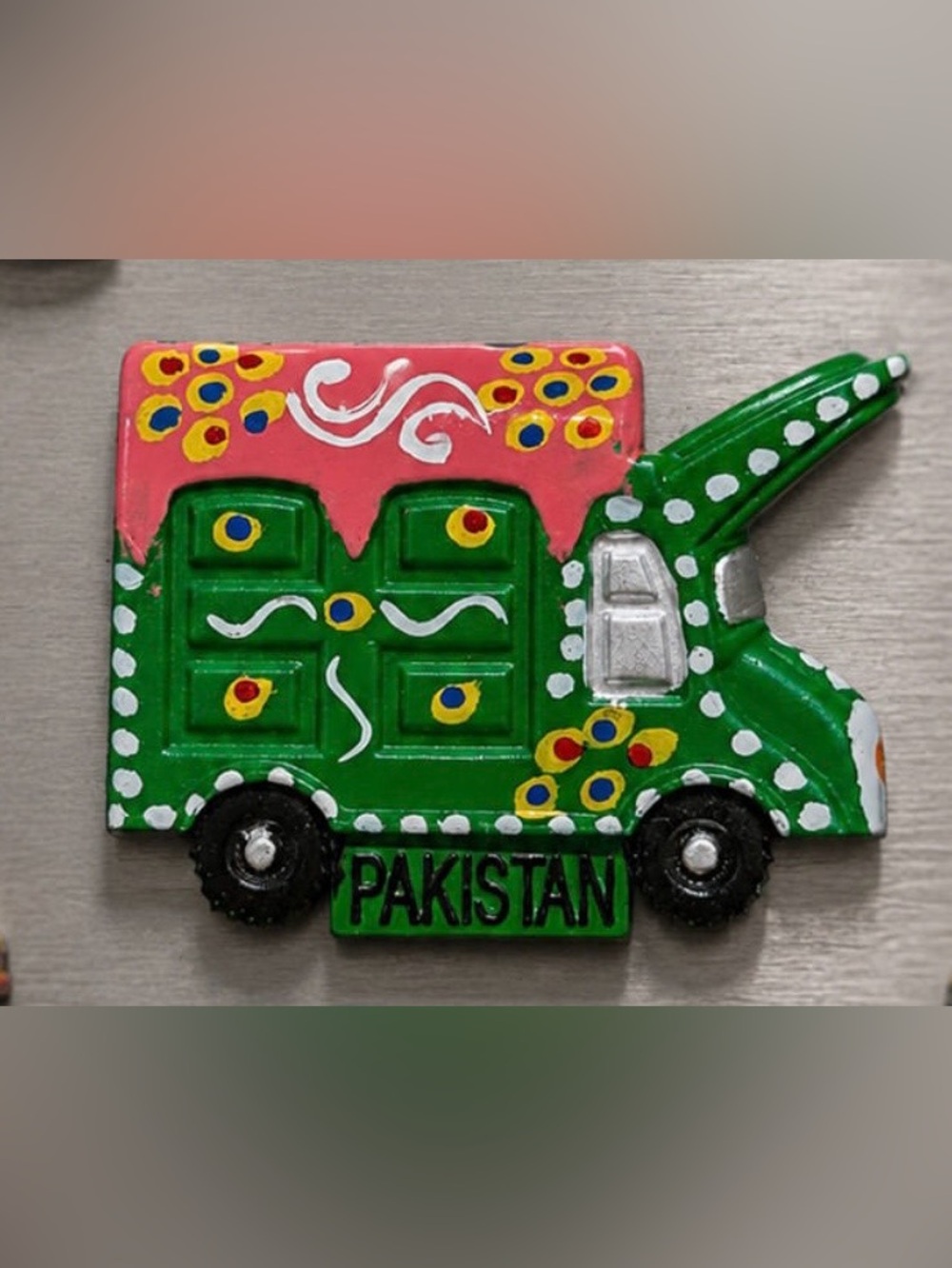 Soviner Pakistan Decorative Toy Truck Magnet - Green and Pink